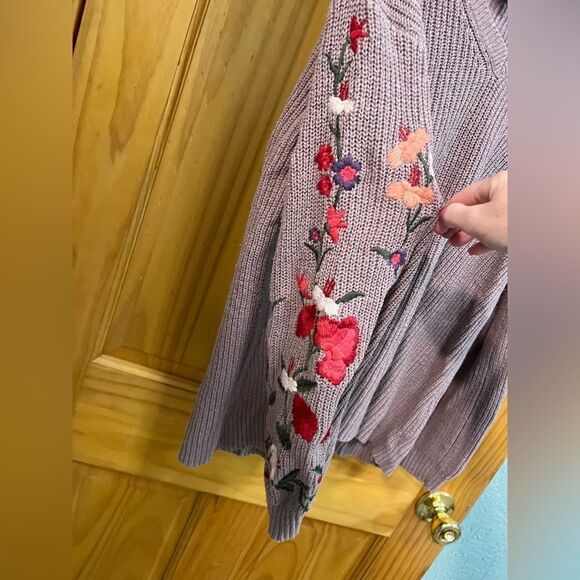 Gorgeous American Eagle floral embroidered sleeves size S mauve sweater - Picture 3 of 8